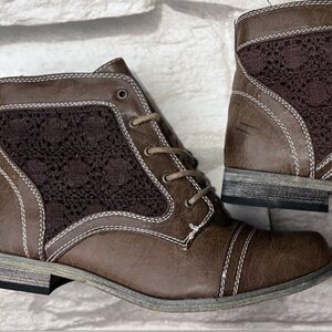 Brown Lace Women’s Boots 8.5
